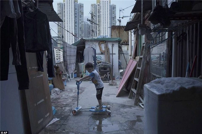Những &#34;hộp nhà&#34; chật nhất thế giới, chỉ bằng quan tài ngay giữa Hong Kong hoa lệ - 1