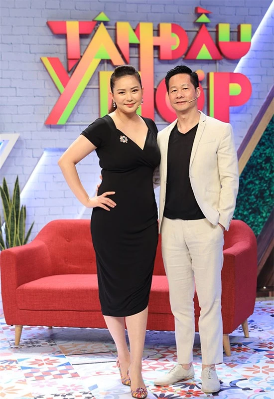 Vợ chồng Phan Như Thảo là khách mời trong chương trình Tâm đầu ý hợp. Cả hai mặc ton-sur-ton đen, tình tứ sánh đôi.