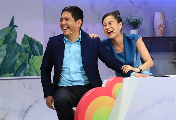 MC Đức Thịnh và Lâm Vĩ Dạ cười nghiêng ngả với những tiết lộ của hai cặp đôi trong chương trình.