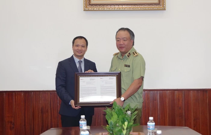 Tổng Cục trưởng Trần Hữu Linh nhận thư cảm ơn từ phía DN