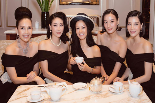 Dàn người đẹp vai trần đi tiệc sinh nhật