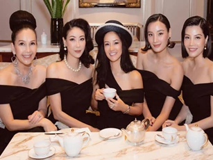 Dàn người đẹp vai trần đi tiệc sinh nhật