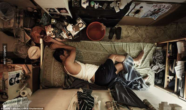 Rùng mình với cuộc sống trong nhà "quan tài" của người dân nghèo ở Hồng Kông