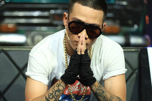 "Lão Đại" Wowy tự khoe ảnh thời "trẻ trâu" tươi rói, khác xa hình tượng cool ngầu bây giờ