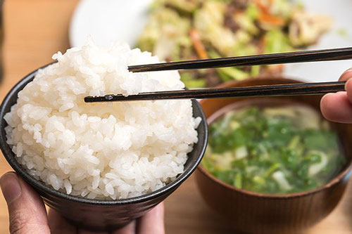 Những điều kiêng kỵ khi ăn cơm, dù là ai cũng phải biết kẻo rước bệnh vào người