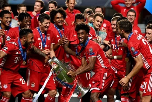 Bayern ăn mừng chức vô địch.