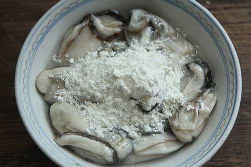 Rửa hàu đừng chỉ dùng nước lạnh thông thường, thêm một bước nữa đảm bảo sạch bong