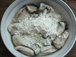 Rửa hàu đừng chỉ dùng nước lạnh thông thường, thêm một bước nữa đảm bảo sạch bong