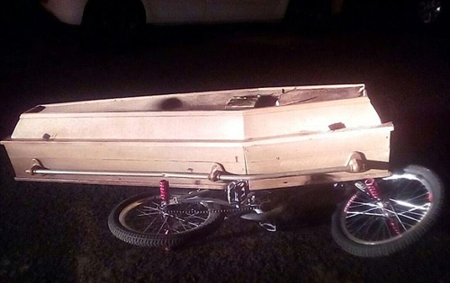 Chàng trai đào mộ anh trai lên rồi chở quan tài dạo phố, lý do khiến ai cũng xót xa