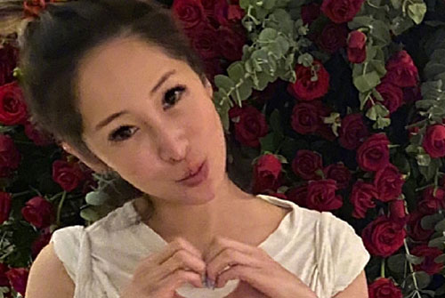 Tình trẻ tặng Tiêu Á Hiên 1.047 bông hồng