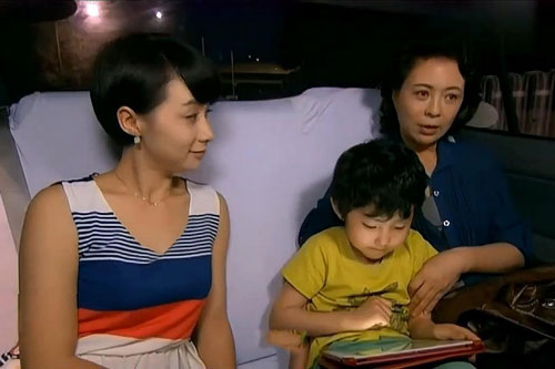 Phát hiện 'kẻ thứ 3' ly kỳ như phim, thái độ của vợ trẻ mới khiến chị em cúi đầu