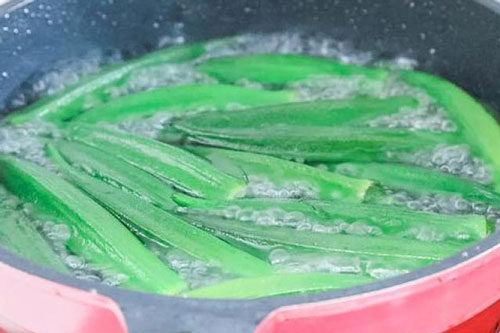 Muốn đậu bắp luôn xanh, không nhớt, khi luộc chị em đừng dại làm điều này