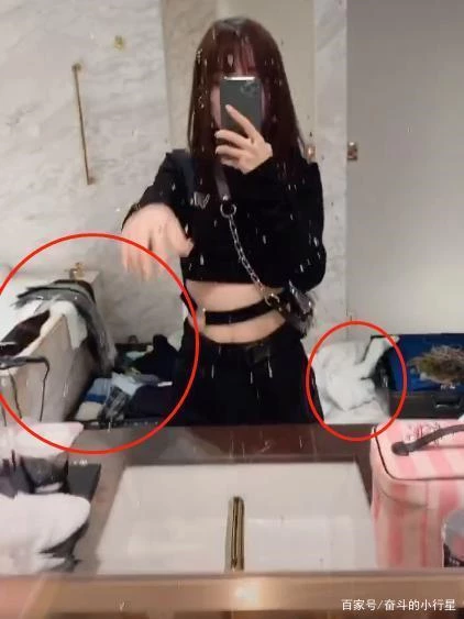 Hình ảnh trong video Lý Tiểu Lộ đăng tải với quần áo bừa bộn phía sau.