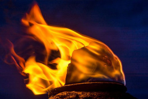 Con người biết dùng lửa khi nào?