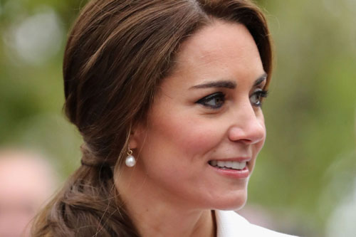 Chỉ riêng chuyện buộc tóc đuôi ngựa, Công nương Kate cũng có cả chục cách biến tấu cuốn hút
