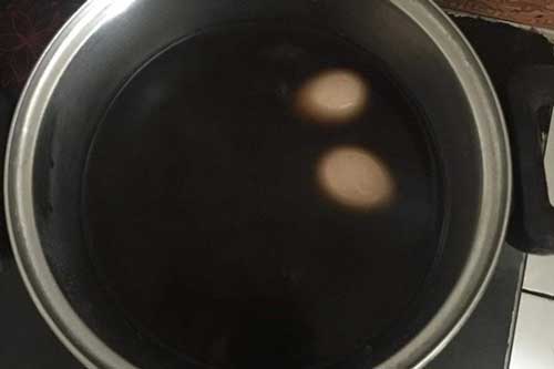 Con dâu thèm chè đỗ đen, cháu thèm trứng luộc, mẹ chồng sáng tạo cách nấu khiến ai cũng "phát khiếp"