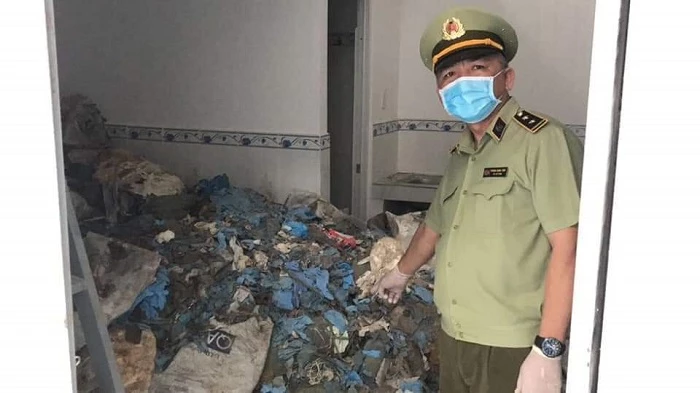 Lực lượng chức năng phát hiện một lượng lớn khẩu trang y tế và quần áo cũ thuộc dạng rác thải y tế tại hiện trường.