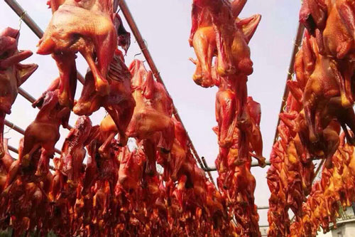 Sự thật rợn người đằng sau món gà hong gió mà giới nhà giàu đua nhau mua ăn để chứng tỏ đẳng cấp vương giả