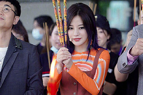 Triệu Vy nhuộm tóc xanh