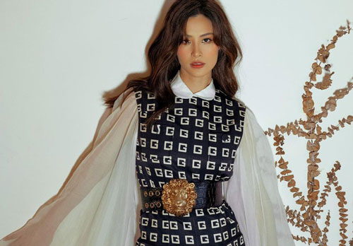 Đông Nhi khoe bụng bầu 7 tháng với thiết kế thời trang ôm sát sành điệu