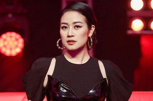 Cư dân mạng phản ứng với những màn "cà khịa" hài hước của MC Phí Linh: "Các anh ra punch line còn ít hơn cả MC"