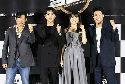 Song Joong Ki lộ diện điển trai, tràn đầy sức sống sau ly hôn