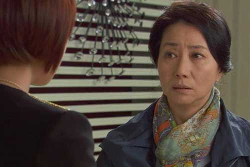 Mẹ chồng đuổi con dâu, lấy vợ mới cho con trai, 3 năm sau bà "khóc cạn nước mắt" khi gặp người phụ nữ bên đường