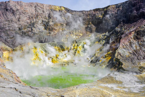 Bí mật của hòn đảo chết chóc, đến thăm phải đeo mặt nạ chống hơi độc