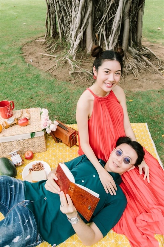 Mới đây, đôi vợ chồng còn thực hiện bộ ảnh chủ đề picnic ở công viên gần nhà.