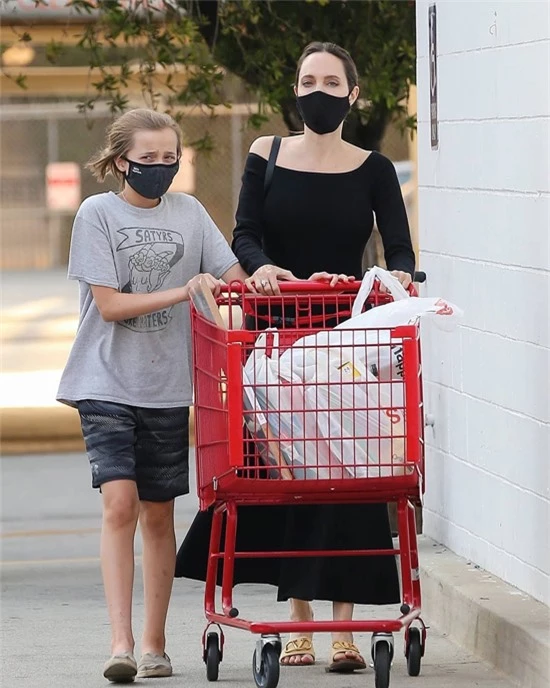 Angelina Jolie và bé Vivienne đi mua sắm hôm 23/8. Nữ diễn viên giúp con chọn đồ dùng cho năm học mới sẽ bắt đầu vào ngày 5/9.