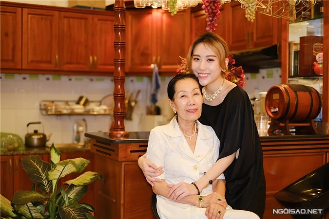 Phan Hoàng Kim hết mực yêu thương, phụng dưỡng bà ngoại. Mỗi khi cháu gái ở nhà, bà thường nấu những món ăn ngon, pha nước cam hay cafe sữa cho cháu.