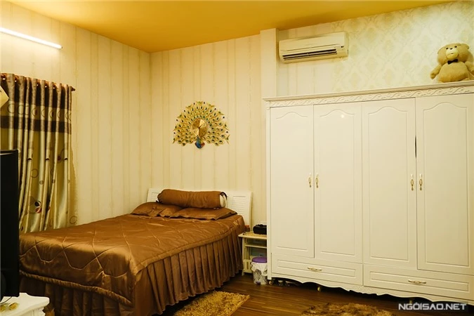 Phòng ngủ của Phan Hoàng Kim nằm ở tầng ba. Ngoài giường, cô sắm đến ba chiếc tủ lớn để đựng quần áo phục vụ công việc diễn xuất, đi event.