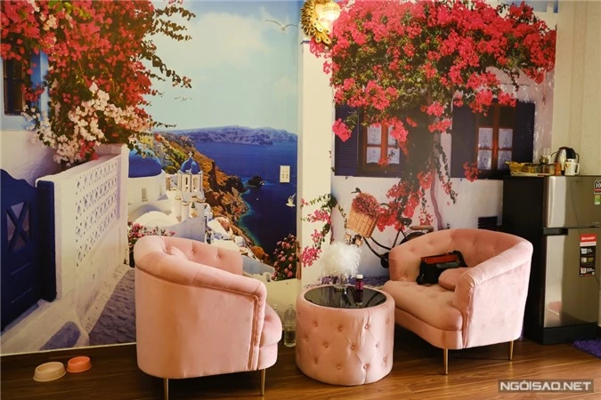Nổi bật trong phòng là bức tường được dán hình khung cảnh Santorini. Hoa hậu kể cô yêu thích du lịch và biển nên muốn tạo một điểm nhấn nổi bật, xanh mát cho căn phòng.