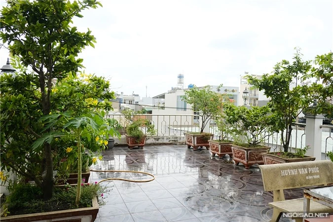 Phía trước phòng của Hoàng Kim là sân thượng lớn. Gia đình cô trồng nhiều cây kiểng và cả rau xanh phục vụ cho ăn uống.
