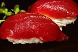 Sự thật tàn khốc đằng sau miếng sushi cá ngừ, biết rồi nhiều người sẽ phải đắn đo trước khi ăn - Ảnh 2.