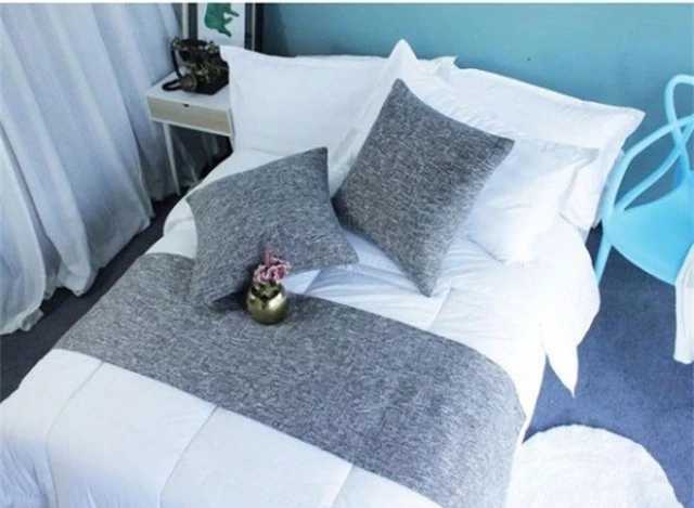 Sự thật về chiếc khăn trải ngang cuối giường mà khách sạn nào cũng có - Ảnh 3.
