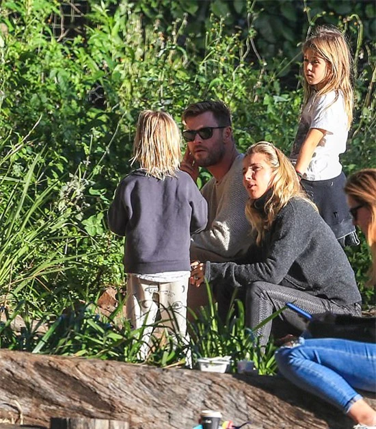 Chris Hemsworth cùng vợ con đi dạo hôm sinh nhật 37 tuổi của anh vào đầu tháng 8.