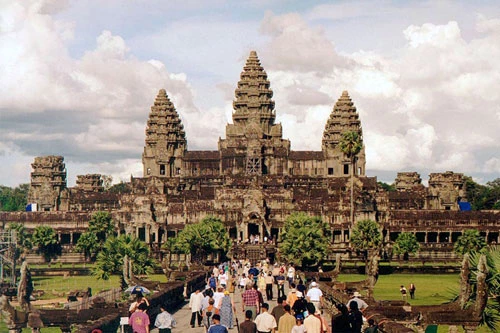 Angkor Wat thu hút hai triệu khách du lịch mỗi năm.