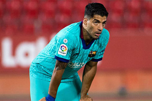 Suarez 'nổi khùng' về cách đối xử 'cạn tình' của Barca và Koeman