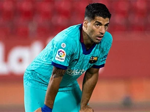 Suarez 'nổi khùng' về cách đối xử 'cạn tình' của Barca và Koeman