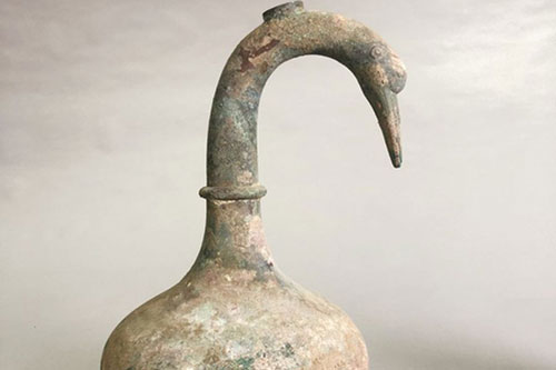 Lọ bằng đồng niên đại 2.000 năm chứa thứ chất lỏng lạ