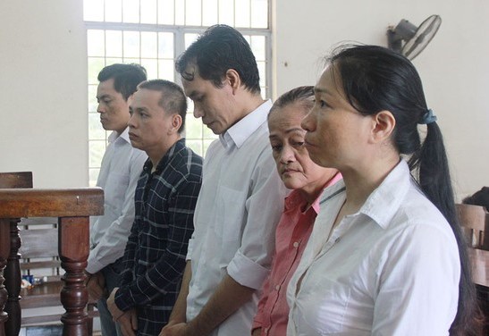 TPHCM: Vợ sỹ quan CA sử dụng cà vẹt ôtô giả chiếm đoạt nhiều tỉ đồng