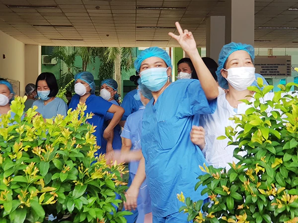 Tập thể cán bộ, y bác sĩ, nhân viên y tế BV Đà Nẵng