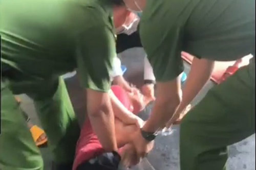 Bình Phước: Bị xử tù vì đâm người, bị cáo mang thuốc trừ sâu lên tòa án gây rối