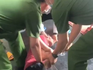 Bình Phước: Bị xử tù vì đâm người, bị cáo mang thuốc trừ sâu lên tòa án gây rối