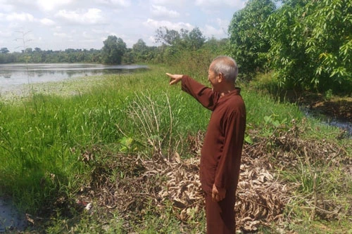 Ông Sỹ tại khu vực hồ vườn ươm do ông bỏ công cải tạo từ rừng ngập nước rộng 27ha nhưng không được đền bù thỏa đáng.