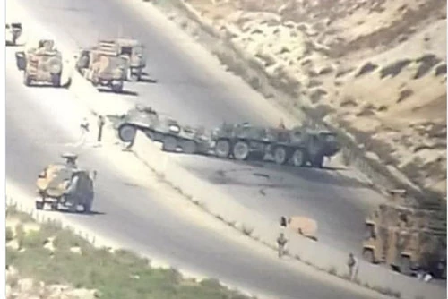 Hình ảnh đoàn xe quân sự Nga bị tấn công do sác lực lượng phiến quân thân với Thổ Nhĩ Kỳ đăng tải. 