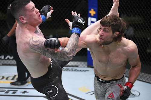 Chiêm ngưỡng cú ‘song quyền’ cực mạnh của võ sĩ Mỹ khiến đối thủ bật ngửa