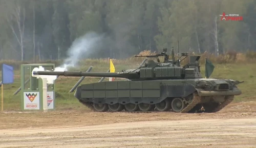 Xe tăng chiến đấu chủ lực T-80BVM trên thao trường Alabino. Ảnh: Zvezda.