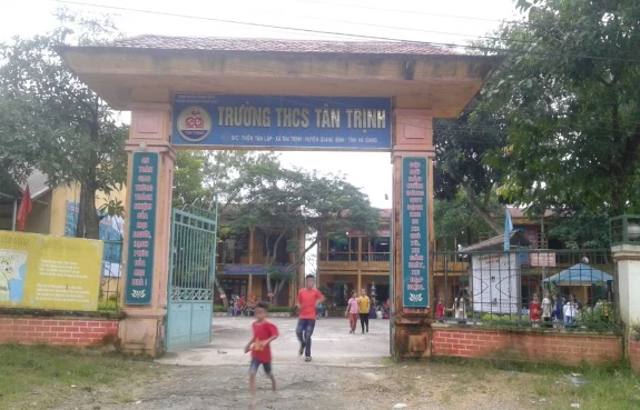 Trường THCS Tân Trịnh cho học sinh tựu trường sớm hơn so với quy định của UBND tỉnh Hà Giang.